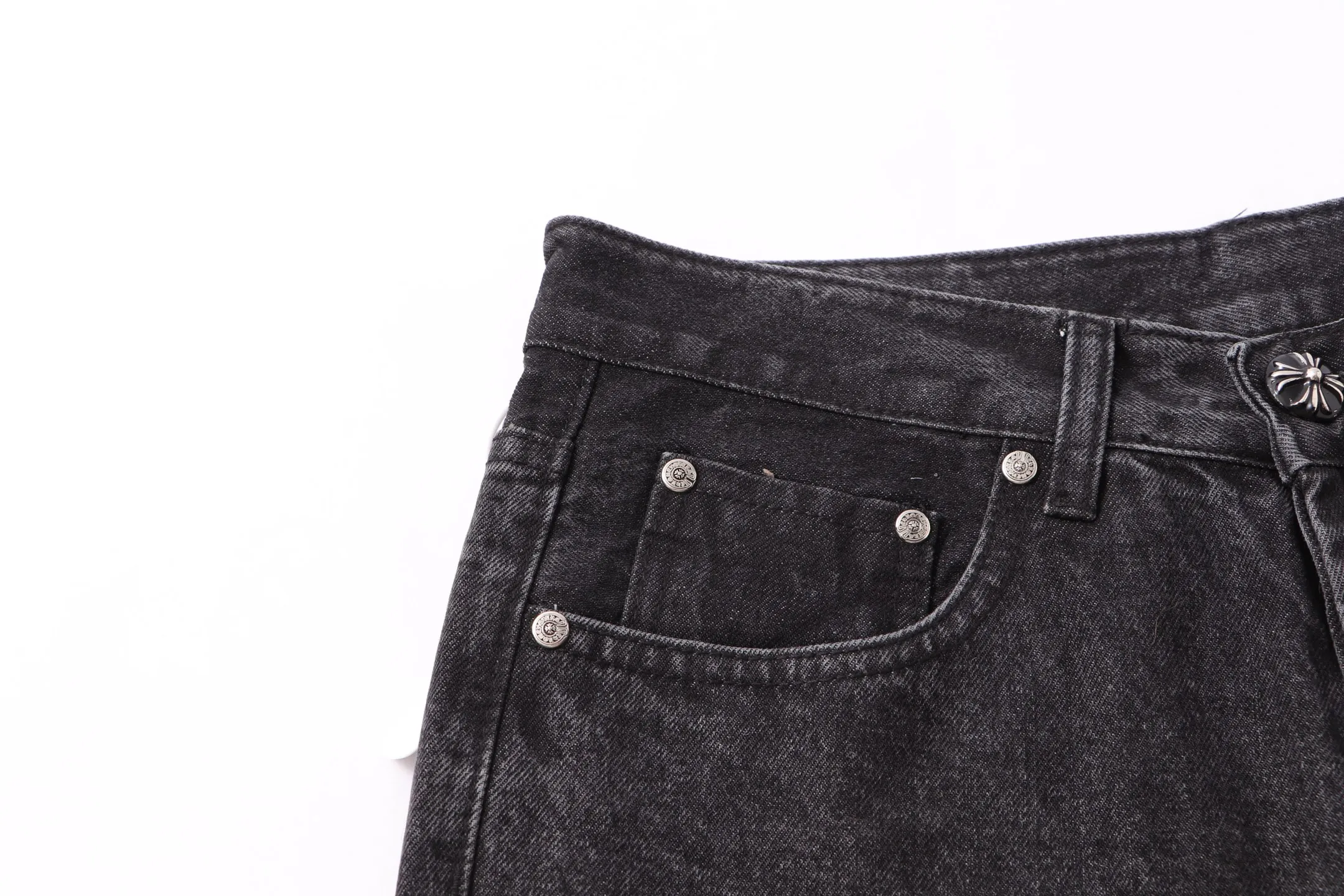 P260 Style number: H74 Croxin & 𝐂𝐡𝐫𝐨𝐦𝐞 𝐇𝐞𝐚𝐫𝐭 ss25 black leather Sanskrit fine jeans. Styles with different washed textures are very friendly to people with thin legs. The slightly flared version perfectly modifies the leg shape. The timeless and moderate length makes it easy to match and match. It is the basis for various styles and is a must-have in your wardrobe! The fabric is stiff but also makes the upper body soft without losing texture. The washing process is even more perfect. It is a must-have item for everyone! ! ! Washed wheat, hang tag, pants label, three labels complete Color: black Size: 28-30-32-34-36